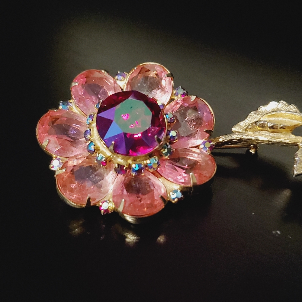 Vintage Crystal Brooch Large Floral Aurora Borealis Crystals Pink Purple Gold - Picture 4 of 10